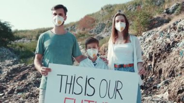 Sadık bir aile açık havada koruyucu maskeler takarken önemli çevre korumasını aktif olarak savunur.