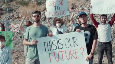 Sosyal nedenlerle uğraşan bireyler çevremizi korumak için plastik atıklarının azaltılmasını aktif olarak savunurlar