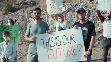 Eylemciler, plastik kirliliğini protesto etmek ve daha sürdürülebilir bir geleceği savunmak için bir araya geldiler.