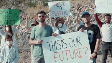 Gençler, ciddi endişelerini yansıtan işaretler taşıyarak, acil iklim hareketlerini tutkuyla protesto ediyorlar.