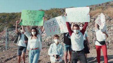 Eylemciler plastik kirliliğini tutkuyla protesto ediyor, farkındalığı artırmak için benzersiz işaretler kullanıyorlar.