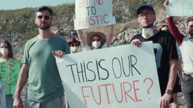 Genç eylemciler, acil iklim hareketi ve herkes için sürdürülebilir bir gelecek için tutkuyla bir araya geliyorlar.