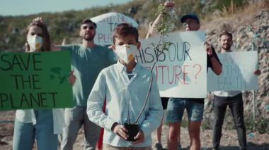 Dünya genelindeki genç eylemciler gezegenimizi güçlü işaretler ve çevresel eylemlerle kurtarmak için acil değişim talep ediyorlar.