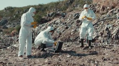 Koruyucu giysiler içinde kendini adamış bir ekip aktif olarak önemli çevresel temizlik faaliyetlerine girişiyor.