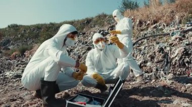 Tehlikeli madde giysisi giyen özel bir ekip yüksek derecede kirlenmiş bir bölgede kapsamlı bir soruşturma yürütüyor.
