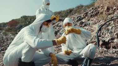 Koruyucu ekipmanlı bir grup örnekleri doğal ortamında analiz ediyor, çevre bilimi çalışmalarını sergiliyor..