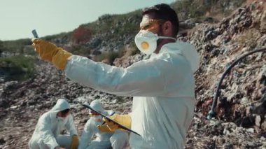 Koruyucu giysi giyen profesyoneller, doğal ortamdaki tehlikeli maddeleri özenle yönetiyorlar.