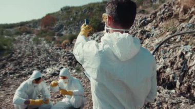 Koruyucu giysili müfettişler sahadaki araştırma ve izleme faaliyetlerini özenle yürütüyorlar.