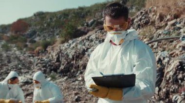 Kendini adamış bir ekip, önemli bir çevre temizliği sırasında tehlikeli maddeleri değerlendirir ve tanımlar.