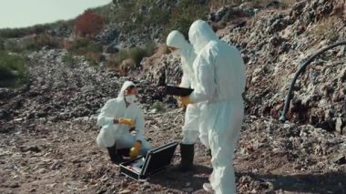 Koruyucu giysiler konusunda uzman bir ekip tehlikeli ve kirlenmiş bir bölgede kapsamlı bir soruşturma yürütüyor.