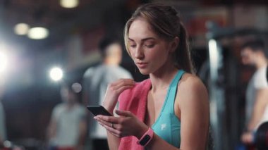 Gülümseyen kız spor salonunda mola veriyor. Müzik dinliyor. Spor fitness egzersizi yapıyor. Sağlıklı vücut egzersizleri yapıyor.