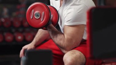 Spor salonundaki halterli vücut gücüyle egzersiz yapan bir adam. Sağlıklı erkek, kaslı sporcu, fiziksel, genç kol modeli, beyaz, dayanıklı portre.