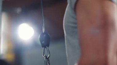 Spor salonunda çekici bir erkek egzersizi. Vücut gücü sağlıklı, güçlü, kaslı bir sporcu. Fiziksel, genç kol modeli, beyaz tenli, dayanıklılık portresi.