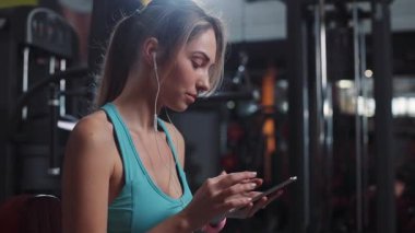 Kapalı yüz çekici genç bayan müzik dinlerken spor salonu spor salonu spor spor spor spor spor spor spor spor spor spor spor spor spor spor salonunda sağlıklı vücut kasları spor kıyafetleri güçlü portre uygun