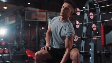 Spor salonundaki adam spor egzersizleri yapıyor. Kol egzersizi. Vücut kuvveti, sağlıklı erkek, kaslı sporcu.