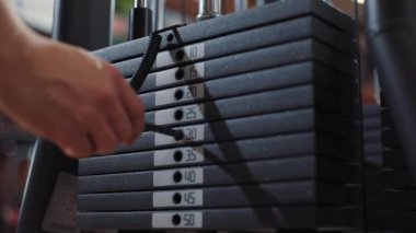 Yakın çekim el adam ağırlık plakaları aksiyon aktif siyah vücut geliştirme kablo değiştirme kulüp egzersiz spor salonu sağlık sağlıklı ağır egzersiz demir kilogram kaldırma makinesi metal