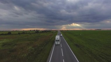 Arabalar güzel tarlalardan geçiyor. Havadan ateş eden ağaçlar doğanın üç rengi. Ormandan asfalt yenilenmesi.