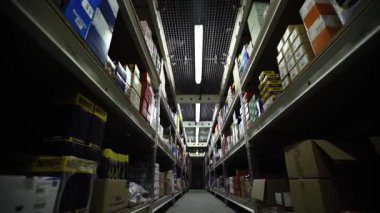 NEW YORK - 5 Nisan 2017: İnşaat lojistik ambalaj makinası forklift teknolojisi ağır çekimde yükleme fabrikasının kiler deposunun dibindeki yakın çekim çerçevesi
