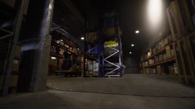NEW YORK - 5 Nisan 2017: Yükleyiciler nakliye konteynırı taşıyıcısı fabrika makinelerinde duruyor inşaat lojistik ambalaj makinesi kuruyor endüstriyel kutu forklift teknolojisi işi