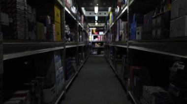 NEW YORK - 5 Nisan 2017: Karanlık bodrum katındaki fabrika depolarında çekilen iş aletleri yavaş çekimde yavaş çekimde inşaat lojistik paketleme makinası endüstriyel sanayi kutusu işi