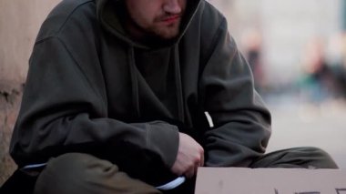 Sokaklarda yaşayan bir adamın güçlü ve dokunaklı tasviri, evsizliğin derin zorluklarını yansıtıyor.