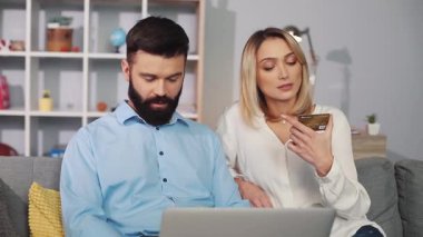 Çağdaş iş hayatı etkileşimlerini gösteren bir çift dizüstü bilgisayarla otururken bir tartışmaya giriyorlar.