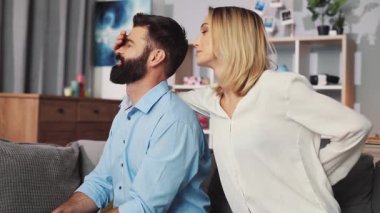 Hoş, davetkar oturma odalarında bir çift arasında neşeli ve eğlenceli bir etkileşim başlar.