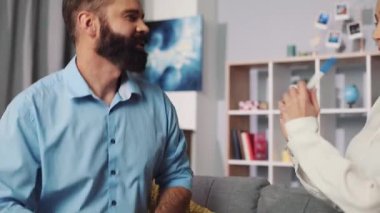 Bir çift sıcak, modern bir oturma odasında derin duygusal bağlarını yansıtan samimi bir anı paylaşıyor.