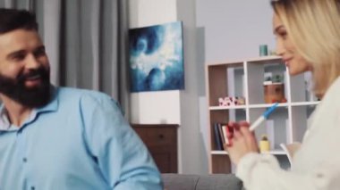 Bir çift birlikte oturur, hoş ve samimi bir anın tadını çıkarırlar. Güzelce biçimlendirilmiş oturma odalarında, derinden bağlanırlar.