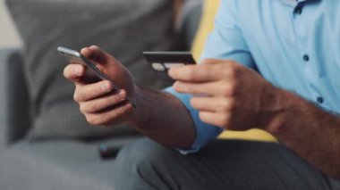 Bir kullanıcı, internet üzerinden akıllı telefon ve kredi kartıyla sıcak, samimi ve davetkar bir ortamda alışveriş yapmaktan zevk alır.