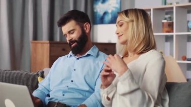 Bir erkek ve bir kadın birlikte bir dizüstü bilgisayar üzerinde çalışırken yaratıcı fikirler üzerine bir tartışmaya giriştiler.
