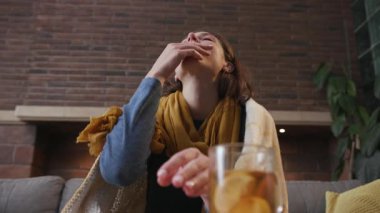 Kapalı yerde bir sürü dönen ilaç iç evde kanepede oturup çay iç mutlu gülümse grip ol, hasta, hasta, hasta, hasta, hasta, ağır çekim hapları.