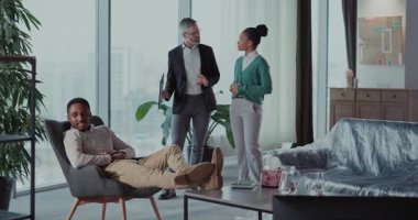 Çağdaş bir ofis, çeşitli profesyonellerle iş birliği yapan bir grup ile verimli bir toplantı yapıyor.