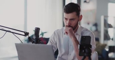Kafkas iş vlog kaydedicisi, karantina sırasında mikrofon serbest kullanımına dair konuşan müşterilerle görüntülü konuşma hakkında podcast yapıyor..
