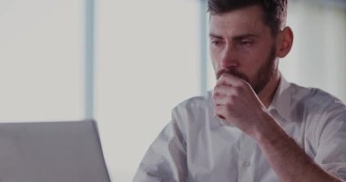 Komik, beyaz, üzgün bir adam dramatik bir film dizisi için ağlıyor. Televizyon seyrediyor ve modern bir dairede tek başına kalıyor. Karantinaya alın. Sıradan insanlar..