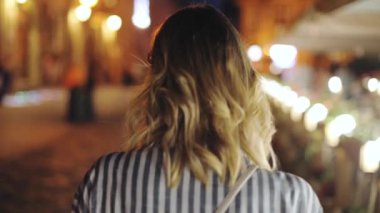 Güzeller güzeli genç bayan kameraya bak gülümse, yürü gece şehir kızı sokak kızı, moda kadın mutlu yaşam tarzı çekici duygu tarzı oldukça zarif bir portre ağır çekimde