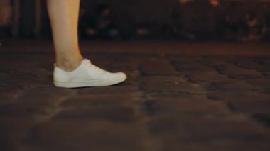 . Kamera, şehirde ağır çekimde yürüyen bir kadının ayak seslerini takip ediyor. Beyaz spor ayakkabılarla gece yarısı açık hava ayakkabıları. Sokaklar gündüz işe gidip gelen bir kızın moda yolculuğunu kapatmakla meşgul.