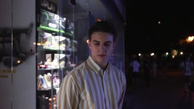 Portre genç yakışıklı adam kameraya bak. Gece vakti iş adamı başarılı yetişkin hücre iletişimi. Doğu yakası hipster tarzı yavaş çekim.