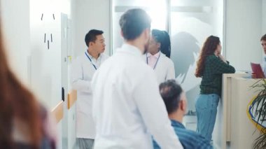 Modern hastane konsepti. Bir sürü sağlık çalışanı ve hasta hastalar koridorda iletişim kurarak yürüyorlar. Sağlık Hizmetleri Ofisi. Özel klinik. Çok ırklı insanlar.