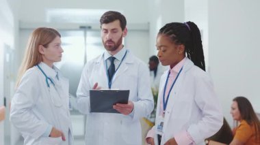 Klinik bir ortamda işbirliği içinde çalışan çeşitli ve kendini adamış sağlık uzmanlarından oluşan bir ekip.