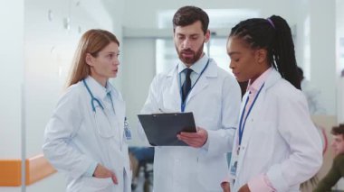 Doktorlar ve tıbbi personel, klinik bir ortamda hasta bakımı hakkında detaylı bir tartışmaya giriştiler.