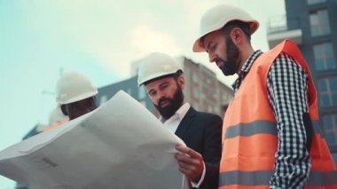 Büyük patron üst düzey yönetici brifingi, tartışma, toplantı ya da güvenlik planı mühendisle, ustabaşıyla, işçiyle fabrika, fabrika, sanayi projesine başlamadan önce. İşbirliği