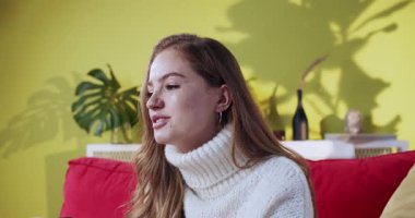 Güzelim kızıl kız bir fıkra anlatıyor. Eğlencesine gülüyor ve evde kalmaktan keyif alıyor. Genç ve mutlu bir kadın arkadaşlarıyla evde uzanıyor..