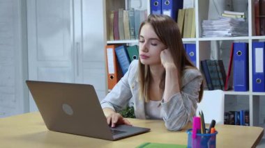 Sıkılmış üzgün hint işçi yorgun motivasyonsuz ve dizüstü evrak ile donuk iş ilgisiz, tembel kadın Hindu çalışan motivasyon eksikliği hissi, ofiste sıkıntı ve sıkıcı iş rahatsız