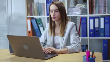Sıkılmış üzgün hint işçi yorgun motivasyonsuz ve dizüstü evrak ile donuk iş ilgisiz, tembel kadın Hindu çalışan motivasyon eksikliği hissi, ofiste sıkıntı ve sıkıcı iş rahatsız