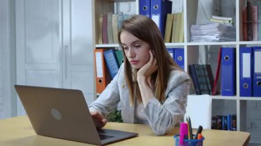 Sıkılmış üzgün hint işçi yorgun motivasyonsuz ve dizüstü evrak ile donuk iş ilgisiz, tembel kadın Hindu çalışan motivasyon eksikliği hissi, ofiste sıkıntı ve sıkıcı iş rahatsız