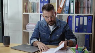 Zeki, yakışıklı bir delikanlının ofis masasında oturup notlar yazması şirket çalışma alanında yeni fikirler yaratması..