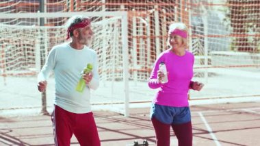 Enerjik yaşlılar sahada susuz kalmamalarını sağlarken açık hava fitness aktiviteleriyle de ilgileniyorlar.