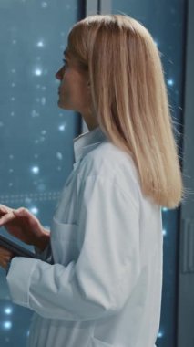 Veri merkezi. İki erkek kadın teknolojist, sunucu verilerini kontrol ediyor. Çok ırklı profesyonel yazılım geliştirme ekibi. Çalışma alanı. Teknoloji.