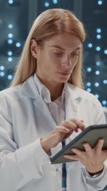 Veri sunucusu. Dijital tablet kullanan profesyonel bilişim teknolojisi uzmanı kadının portresi yüksek teknoloji profesyonel veri merkezinde birden fazla bilgisayarla poz veriyor..